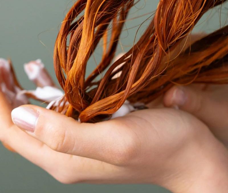 Por qué la henna deja el pelo naranja y cómo evitarlo