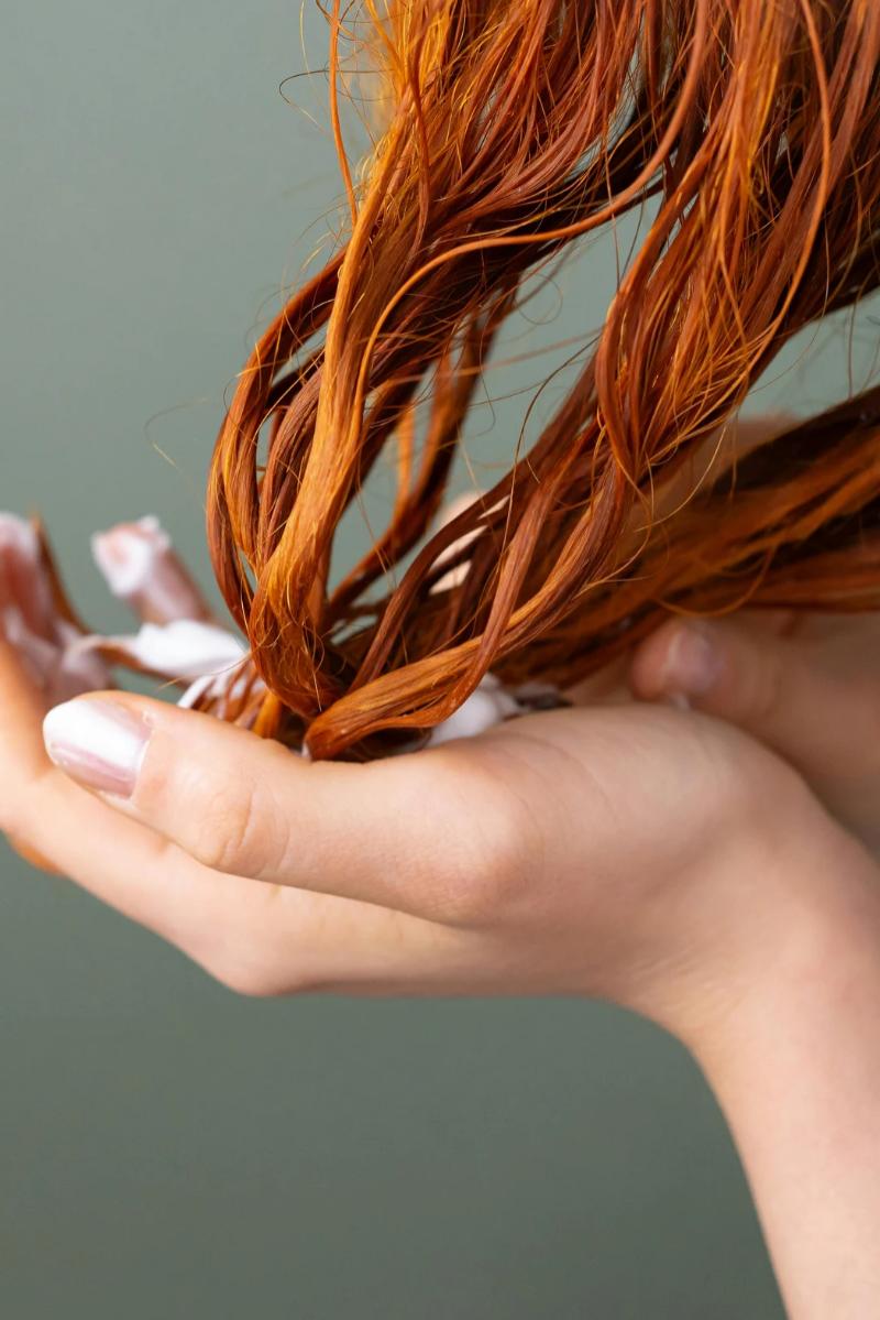 Por qué la henna deja el pelo naranja y cómo evitarlo